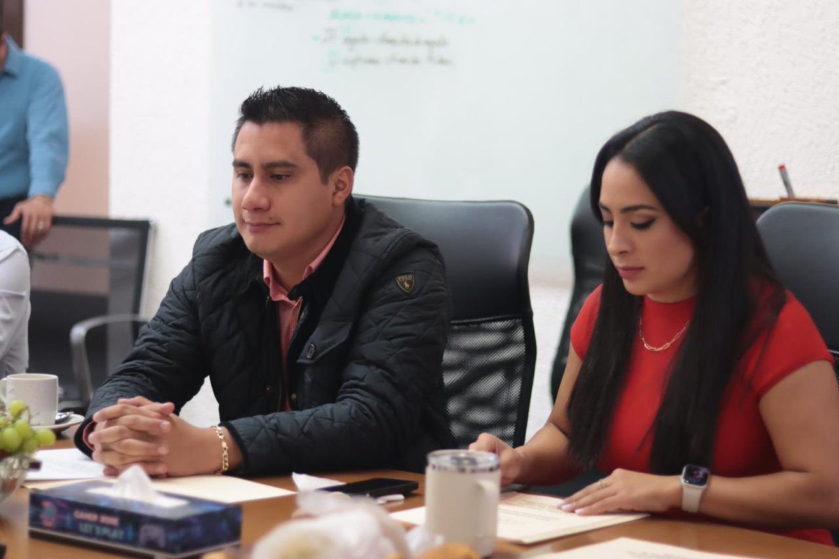 Hoy en la JUGOCOPO discutimos temas cruciales para la Sesión Pública Extraordinaria de mañana. ⚖️

✅ Medio ambiente “adopta un árbol “. 🏡🌳

✅ Preservación de Magueyes. 🪴 

✅ Saneamiento Rio Atoyac. 🌊 

Entre otros, nos vemos mañana. 🙋🏻‍♀️