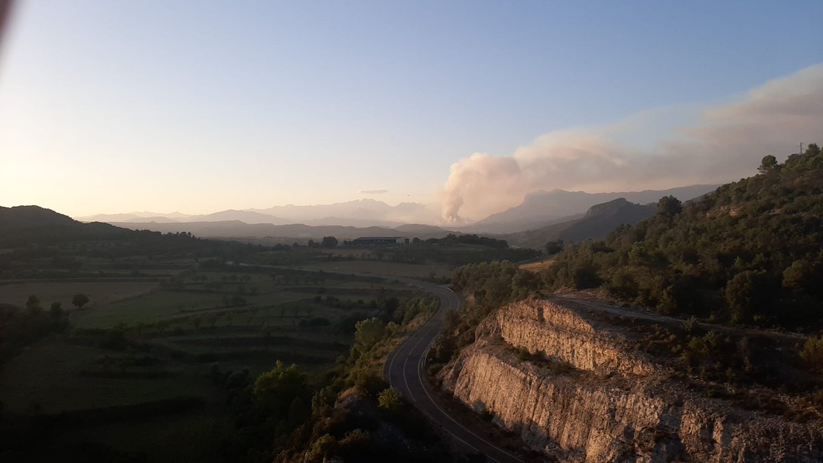 jfmur85's tweet photo. el incendio de El Pueyo de Araguás, en Sobrarbe, sobre las 21h, a una distancia 23 km aprox. Parece que la columna de humo se ha desplazado respecto a las 18h https://t.co/SOQPIx9z1E