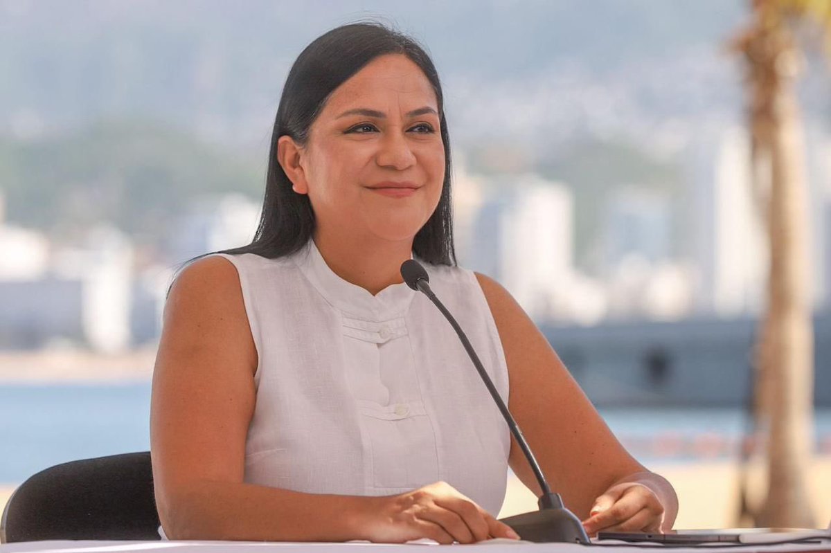 A_MontielR's tweet photo. En conferencia de prensa con la gobernadora @EvelynSalgado en #Acapulco, Guerrero, anunciamos el inicio del programa “Juntos pintamos Acapulco”, como parte del plan de reconstrucción y embellecimiento de nuestro hermoso puerto.
✅ Realizaremos asambleas comunitarias del 29 de julio al 12 de agosto para informar a los vecinos cómo se realizará.
✅ Juntos pintamos #Acapulco con las brigadas de #Bienestar y la comunidad.
✅ Este programa se realizará casa por casa y es totalmente gratuito.
✅ Se crearán murales en espacios públicos elegidos por la comunidad.

@ivanhernandezdi, @pabloandrego  

#PrimeroLosPobres