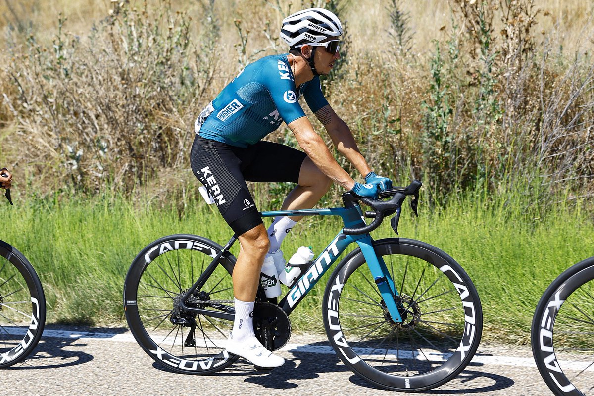 Equipo Kern Pharma (@eqkernpharma) on Twitter photo 💪🏻 Peleamos hasta el final bajo el intenso calor de la <a href="/VueltaCyL/">VueltaCastillayLeón</a> | #38ClasicaCyL
🔝 Desde la fuga, con <a href="/garciacarlos117/">Carlos Garcia Pierna</a> y en el sprint con <a href="/MarcBrustenga/">Marc Brustenga</a> (16º) y <a href="/KikoF1997/">Kiko Galván Fernández</a> (19º)
🇵🇹 Mañana arrancamos la <a href="/VoltaPortugal/">Volta a Portugal</a> y, el jueves, turno de la <a href="/PVOK_/">Ordiziako Klasikoa - Clásica de Ordizia</a> 🤩 💪🏻 Peleamos hasta el final bajo el intenso calor de la <a href="/VueltaCyL/">VueltaCastillayLeón</a> | #38ClasicaCyL
🔝 Desde la fuga, con <a href="/garciacarlos117/">Carlos Garcia Pierna</a> y en el sprint con <a href="/MarcBrustenga/">Marc Brustenga</a> (16º) y <a href="/KikoF1997/">Kiko Galván Fernández</a> (19º)
🇵🇹 Mañana arrancamos la <a href="/VoltaPortugal/">Volta a Portugal</a> y, el jueves, turno de la <a href="/PVOK_/">Ordiziako Klasikoa - Clásica de Ordizia</a> 🤩