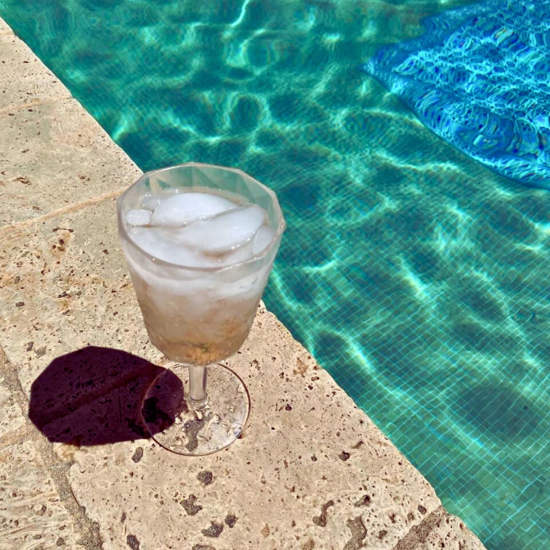bolledrinks's tweet photo. Bolle represents massive innovation in the non-alcoholic wine industry. Our patent-pending technique is unique and it means that our wine is pure fermented grapes. We add little CO2 to pump up the fizz and a little preservative. And 110 calories per bottle! #alcoholfree #wine https://t.co/3fwYjwZGxZ
