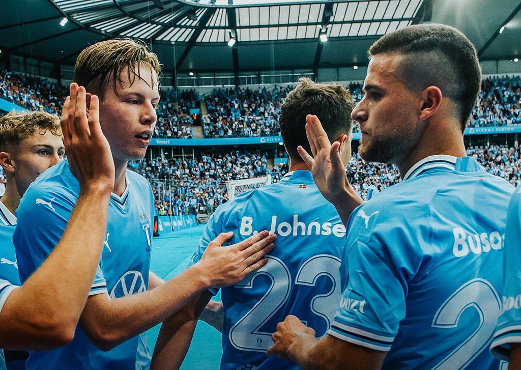 SystemFoot's tweet photo. [#UCL🇪🇺] #Malmö 🇸🇪 dispose de #Klaksvík 🇫🇴 4-1 !

⚽️⚽️ #Johnsen 21’ 43’
⚽️ #Bolin 37’
⚽️ #Rieks 85’

⚽️ #Frederiksberg 71’

#MALKLA https://t.co/0bRQOIgT6m