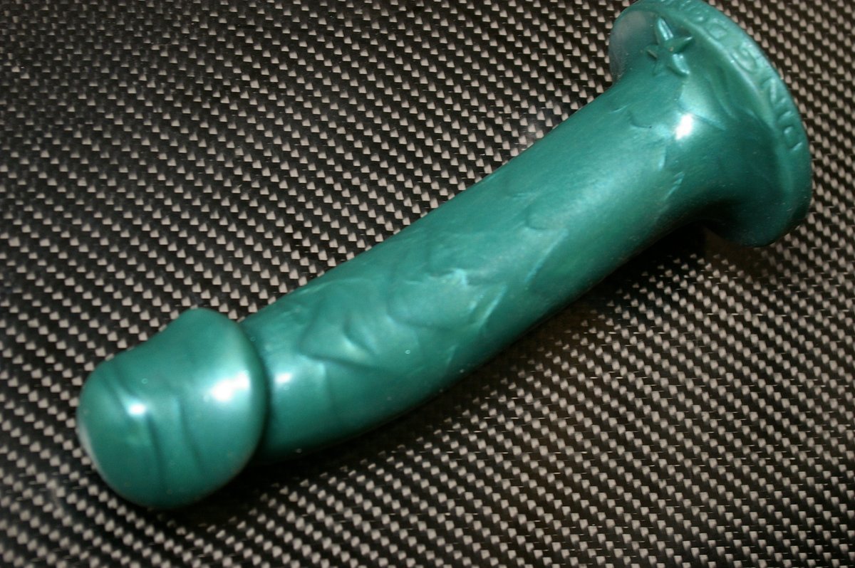 This one is available to purchase. Teal green metallic pigment. It is 7 1/2 inches in length (19 centimeter) by 1 3/4 inches wide (4.4 centimeter). The perfect size for most women.
Message me if you would like to purchase this.