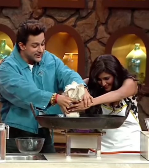 Shalin123fan's tweet photo. Shalin Nimrit Making Jalebi ❤️
#ShalinBhanot #NimritKaurAhluwalia #NimritAhluwalia #LaughterChefs #KhatronKeKhiladi #Khatronkekhikadi14 https://t.co/EGPNDeiCRr