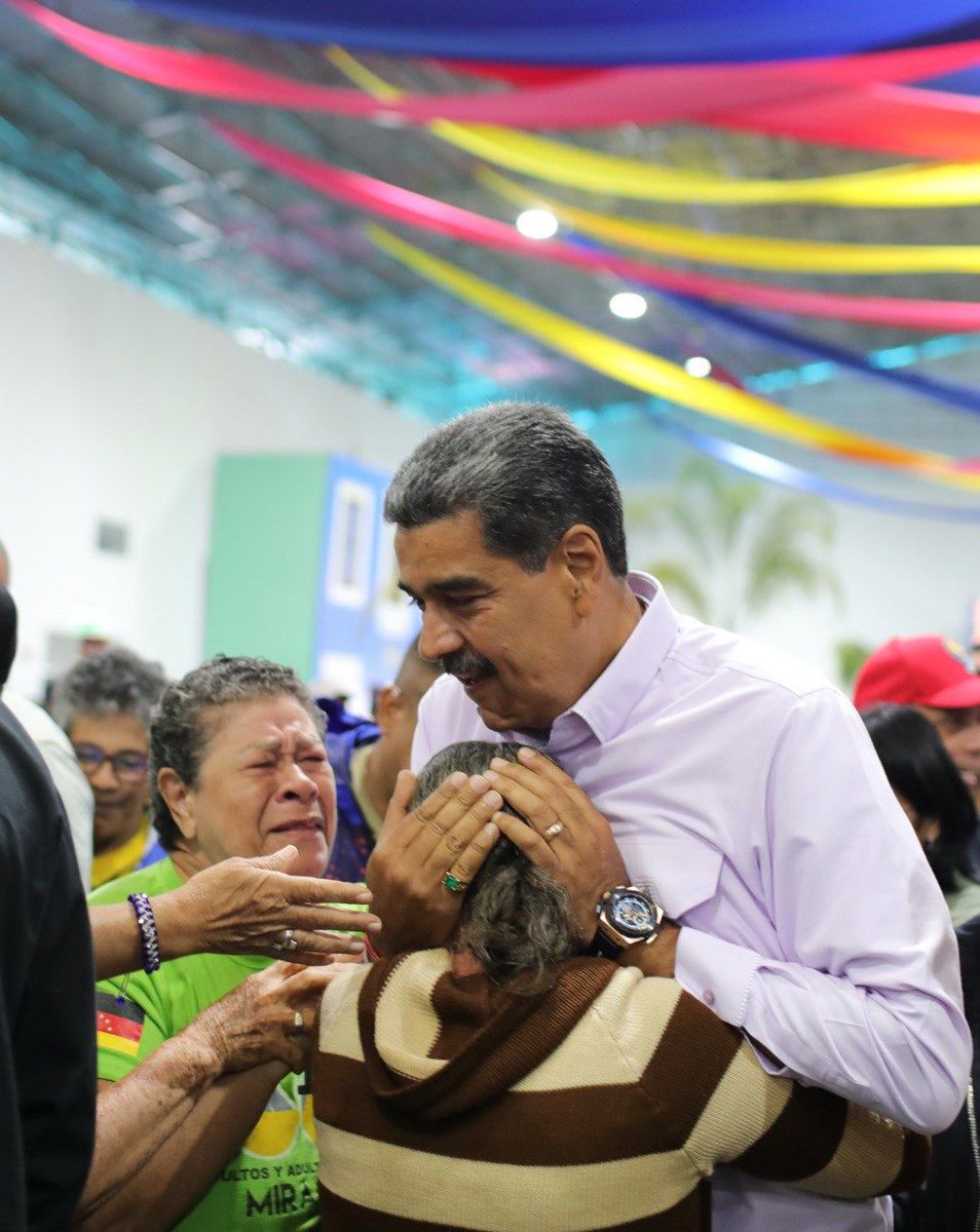 UNoticias's tweet photo. 🔵 #23Jul | El presidente Nicolás Maduro anunció la creación del Fondo Nacional de los Sueños Dorados, con una inversión de 5$ millones para el financiamiento de los proyectos de emprendimiento de los Abuelos y Abuelas. https://t.co/Nhc7DCnQ93