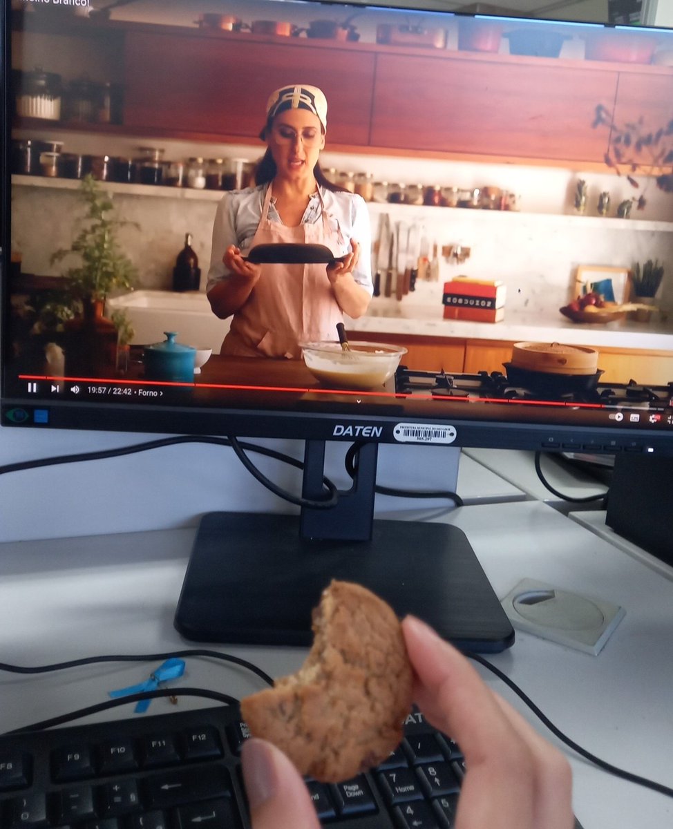 crazyy_sof's tweet photo. Assistindo Paola fazer uma receita foda enquanto como um cookie https://t.co/CPeeRxcgmw