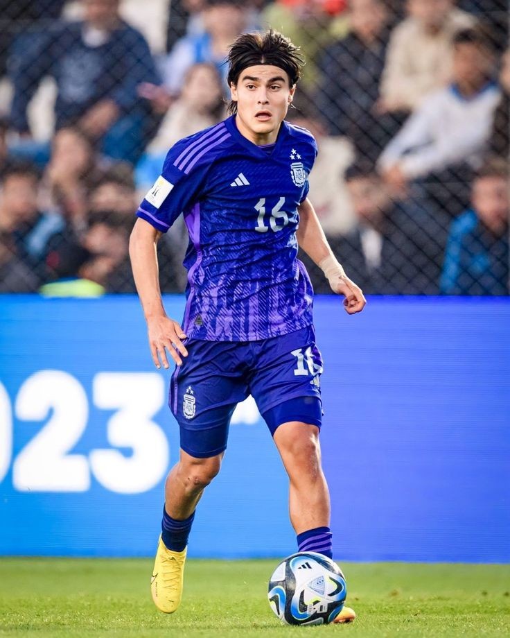 postfutbol_'s tweet photo. 🤯🇦🇷 LUKA ROMERO es nuevo refuerzo del Alavés. Llega cedido por una temporada y con opción de compra procedente del Milan. https://t.co/IgUuT55FwM