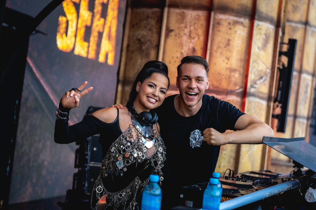 MissK8music's tweet photo. 𝑻𝑯𝑰𝑺 𝑾𝑨𝑺 𝑶𝑼𝑹 𝑫𝑶𝑴𝑰𝑵𝑨𝑻𝑶𝑹!
My 10th year playing on the mainstage of the biggest hardcore festival in the world! 🔥

Sefa b2b Miss K8 💣💥 https://t.co/Pl7q5e7XmT