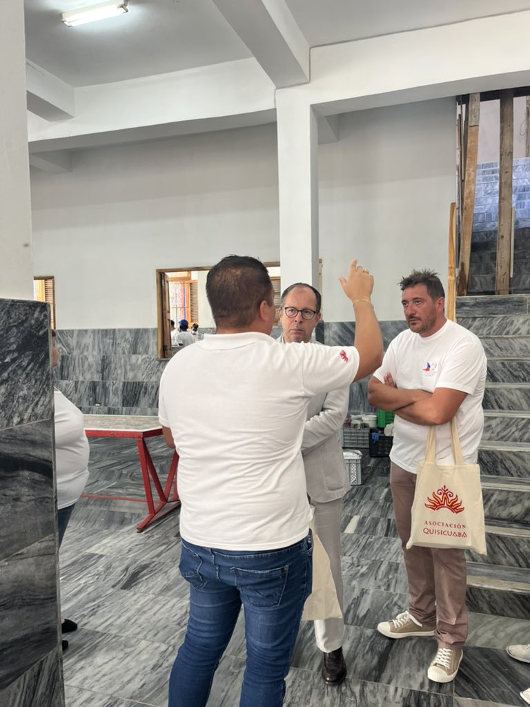 Este jueves, el Emb de 🇫🇷 <a href="/BurinLaurent/">Laurent Burin des Roziers</a> visitó el comedor social dirigido por <a href="/QuisicuabaC/">Proyecto Quisicuaba</a> que garantiza la alimentación de 4 000 personas, incluyendo a habitantes de la calle. 
Les expresamos nuestra sincera admiración por este proyecto de solidaridad 🙌✨

#FranciaEnCuba