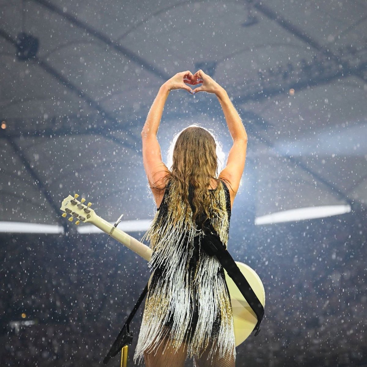 wIwsfilm's tweet photo. omg #HamburgTSTheErasTour https://t.co/fgoAkpPSqX