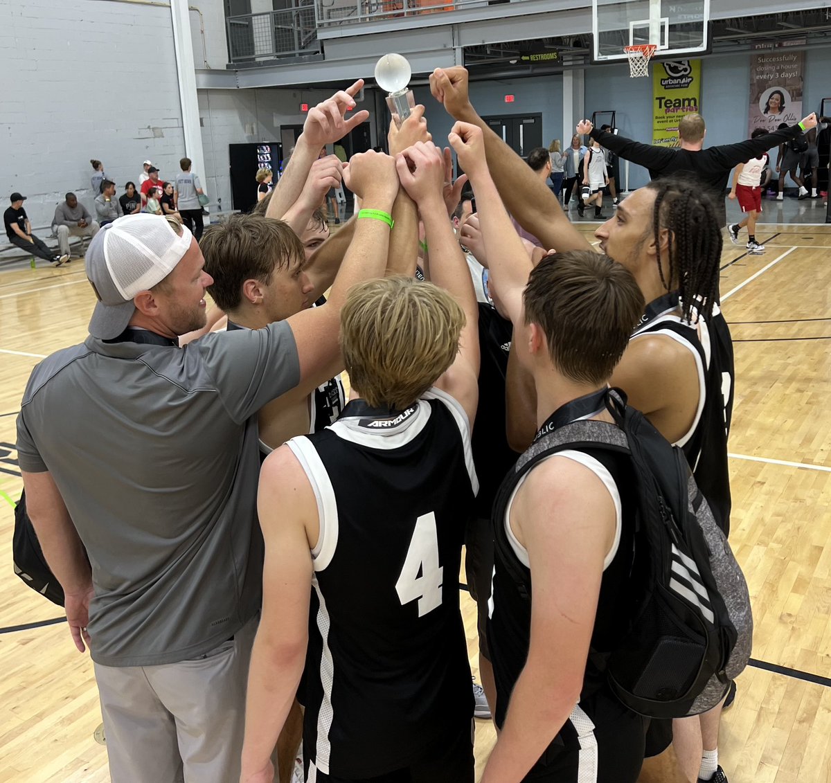 MidwestBB2025's tweet image. Proud of our team!  They put WE before me &amp;amp; it showed on the court🏀🔥@MidwestDirector @mbcgrassroots @BleacherProspec 
✅ 26-7 Record
🏆 Next n Nati Champs (6-0)
🏆 Ballin’ 1 Roof - Gold Champs (5-0)
🥉 OH State Champ Final 4️⃣
🔥 OH Summer Champ Elite 8️⃣
💯 Culture matters