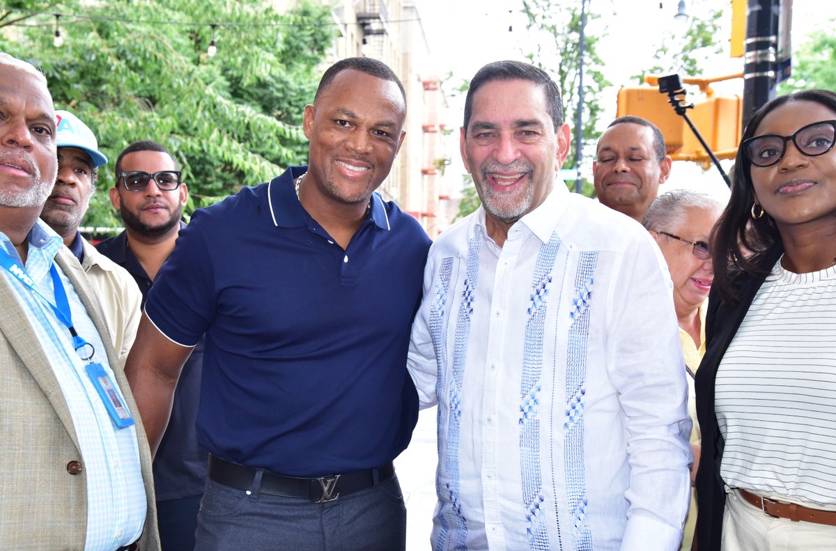 eligiojaquez's tweet photo. En la mañana de hoy pudimos finalmente compartir con el nuevo inquilino del Salón de la Fama del Béisbol, Adrián Beltré. Ratificamos la valoración de sus fortalezas morales, humanas, su sencillez y su amor por nuestra patria. 
Participamos en la entrega de sendos reconocimientos! https://t.co/fP12D0InkA