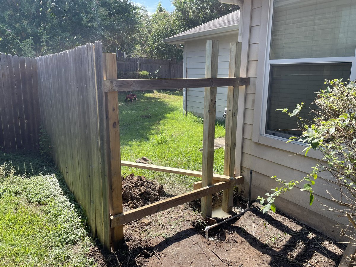 jBakrss's tweet photo. In July, I built a new gate on the opposite side of mom’s house. Two gates are better than one. https://t.co/yDS6eOFLMG