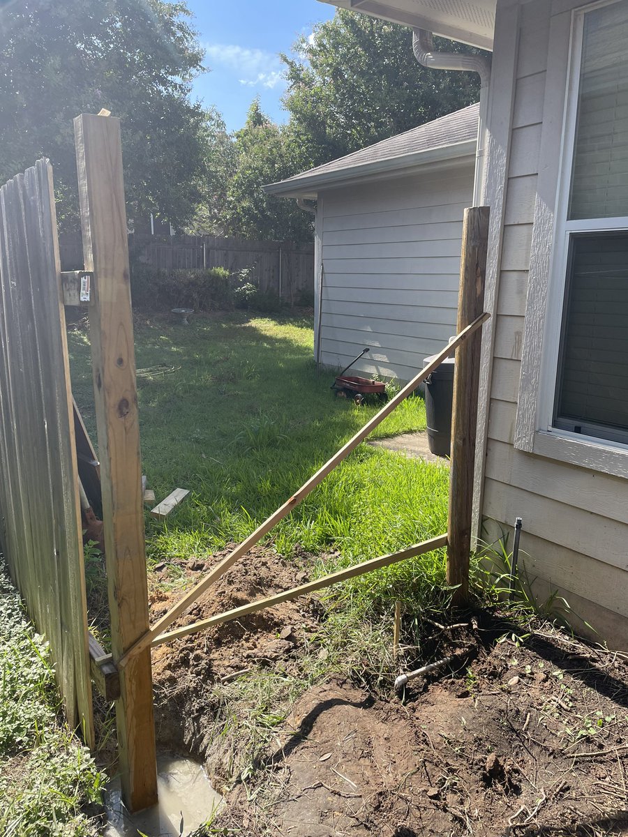 jBakrss's tweet photo. In July, I built a new gate on the opposite side of mom’s house. Two gates are better than one. https://t.co/yDS6eOFLMG