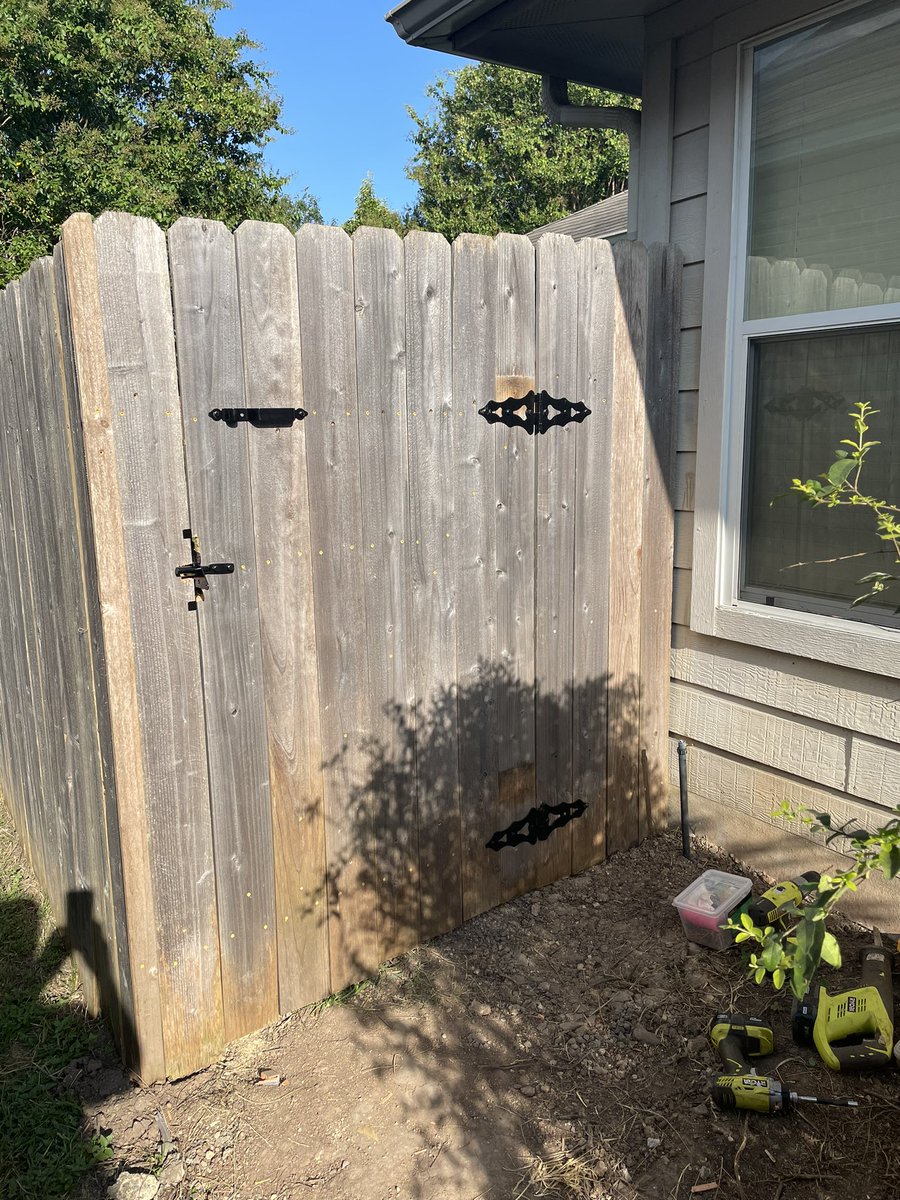 jBakrss's tweet photo. In July, I built a new gate on the opposite side of mom’s house. Two gates are better than one. https://t.co/yDS6eOFLMG