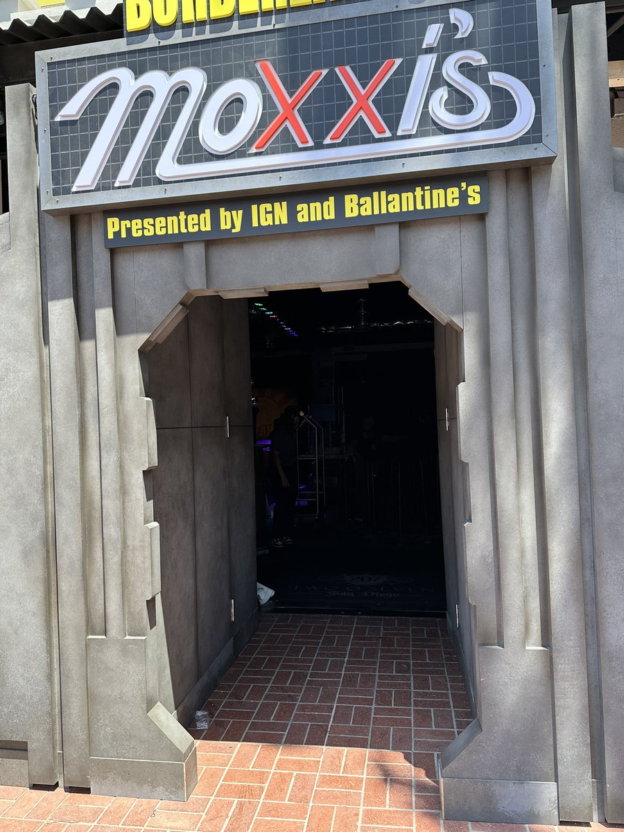 SD_Comic_Con's tweet photo. Not much new happening at Moxxi’s #Borderlands bar but plenty happening inside. #SDCC https://t.co/pCxrEZkLJu