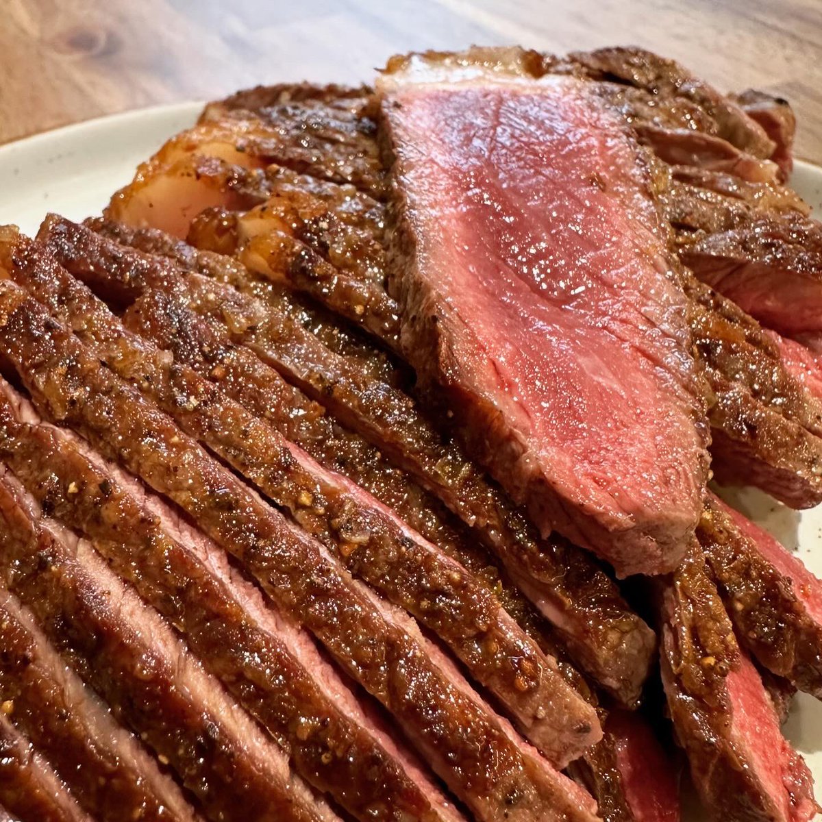 ishkolhatkar's tweet photo. Crust: A heavy dose of coarse freshly cracked black pepper and sea salt flakes. Medium-high heat and then leave the steak alone! Don’t prod it, don’t poke it. Don’t move the steak around or shake the pan #CookWithIsh https://t.co/d6yPuDnYcE