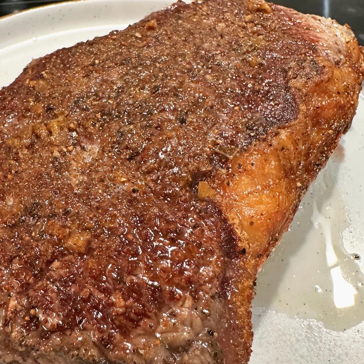 ishkolhatkar's tweet photo. Crust: A heavy dose of coarse freshly cracked black pepper and sea salt flakes. Medium-high heat and then leave the steak alone! Don’t prod it, don’t poke it. Don’t move the steak around or shake the pan #CookWithIsh https://t.co/d6yPuDnYcE