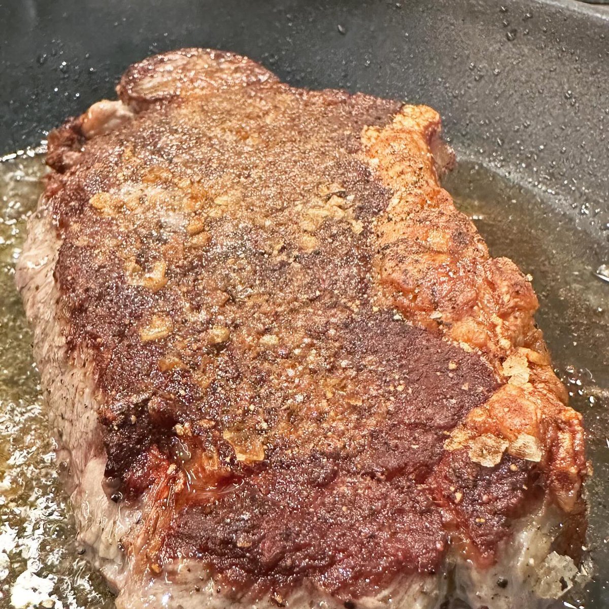 ishkolhatkar's tweet photo. Crust: A heavy dose of coarse freshly cracked black pepper and sea salt flakes. Medium-high heat and then leave the steak alone! Don’t prod it, don’t poke it. Don’t move the steak around or shake the pan #CookWithIsh https://t.co/d6yPuDnYcE