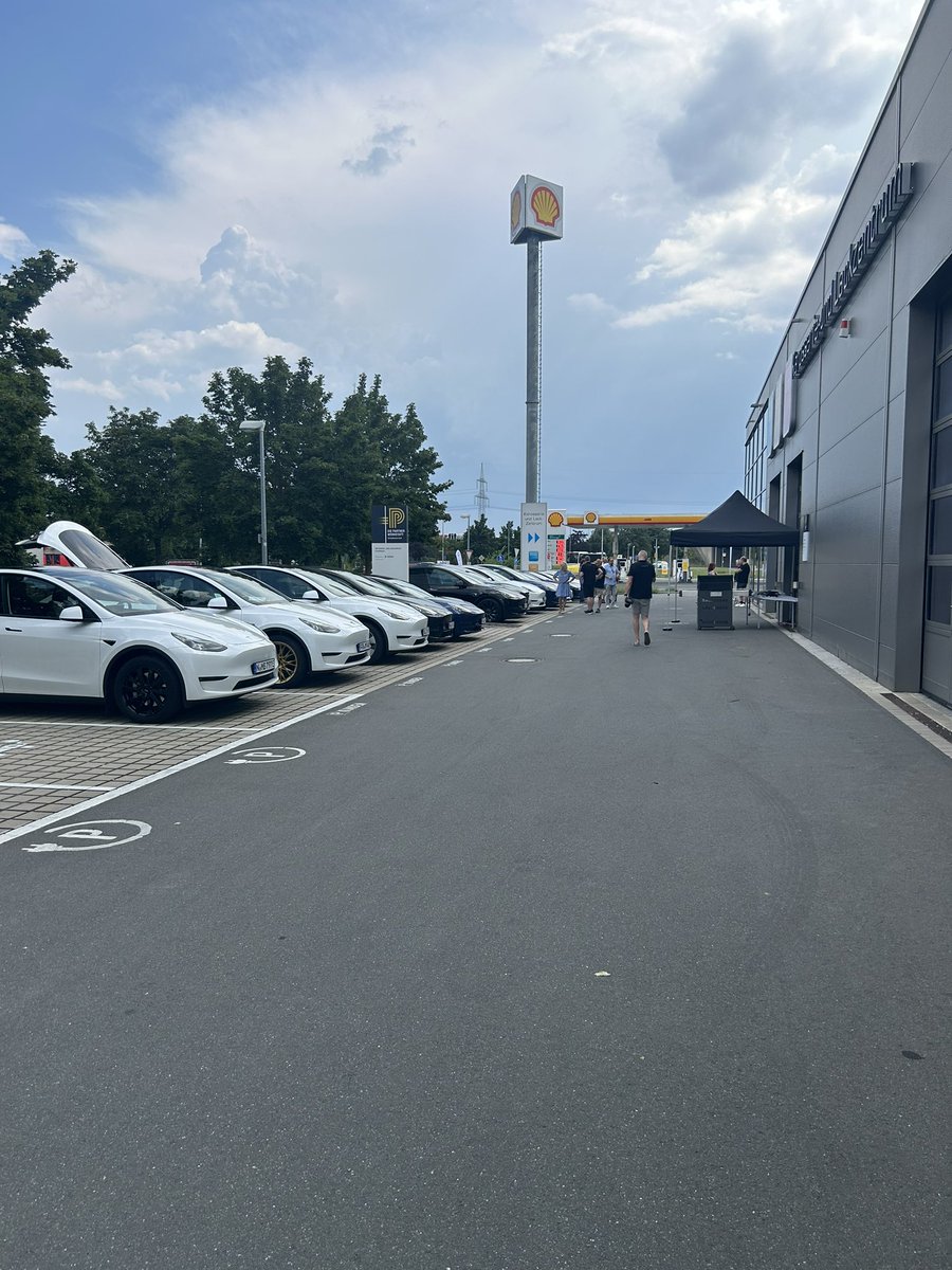 Am Samstag hatten wir ein tolles Sommerfest zusammen mit Tesla Tim, KLF Forchheim und Tesla Fürth. 

Zusammen Essen, feiern und zusammen Zeit verbringen.