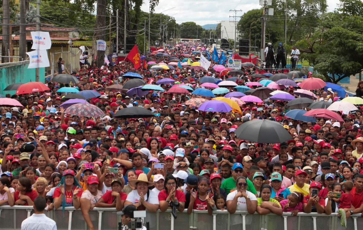 #ÚltimoMinuto📰|El pueblo de San Carlos, estado Cojedes, recibe con amor y alegría al Presidente Pueblo y candidato del Gran Polo Patriótico Simón Bolivar (GPPSB) <a href="/NicolasMaduro/">Nicolás Maduro</a>.