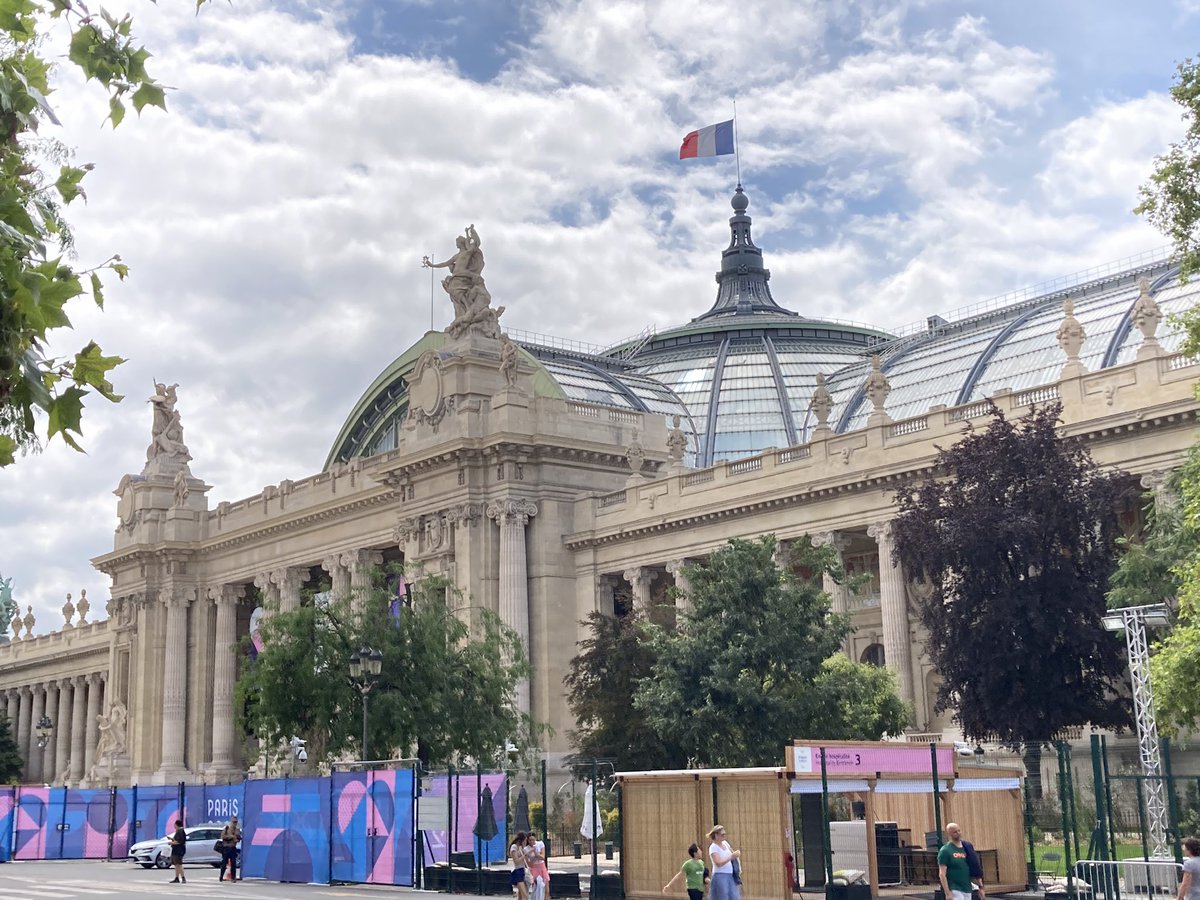 yazairac's tweet photo. I arrived to Paris early so, took advantage and did some sightseeing, including High Jump Olympic Champion Javier Sotomayor. https://t.co/nGCtOP9XqV