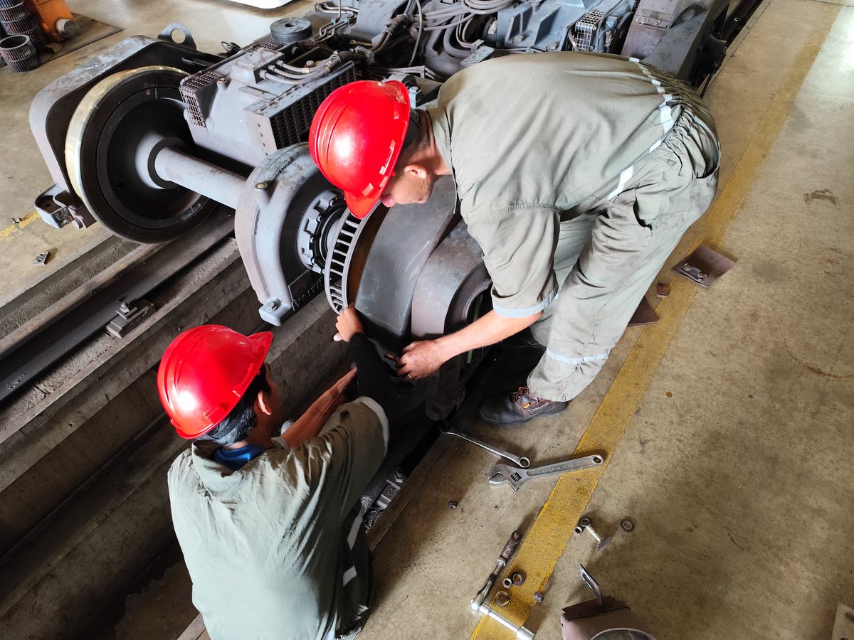 CAMETROVALENCIA's tweet photo. #23Jul ||En @CAMETROVALENCIA la #GMTVen🇻🇪 avanza, una muestra de ello son los trabajos impulsados por la clase obrera para dar mantenimiento a los trenes, tal es el caso de la instalación de mangueras y protectores de ruedas a bogies🚧🚇 @NicolasMaduro #AfirmativosYPaLante https://t.co/zkpco8zFO6