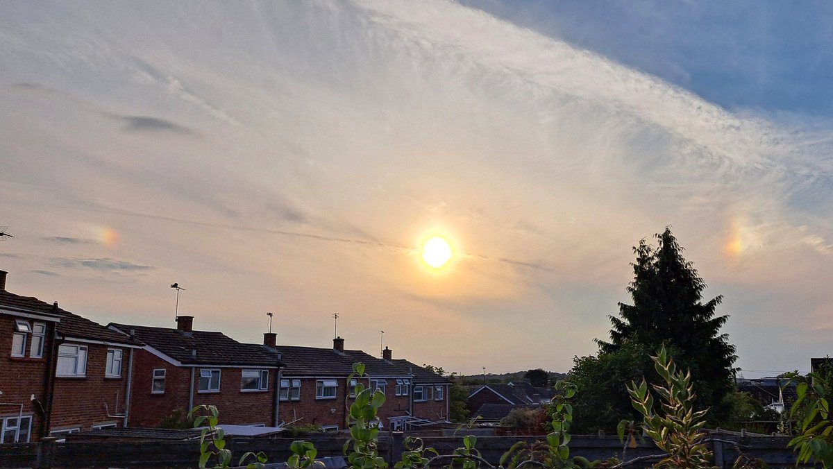 Cool sky tonight 🌈🌈 #SaffronWalden #Essex <a href="/UKWeatherLive/">UK Weather Live</a> <a href="/AngliaWeather/">Anglia Weather</a> <a href="/bbcweather/">BBC Weather</a> <a href="/metoffice/">Met Office</a> <a href="/ChrisPage90/">Chris Page - Weatherman</a> <a href="/WeatherAisling/">Aisling Creevey</a> <a href="/AmandaHouston/">Amanda Houston</a> <a href="/carolkirkwood/">Carol Kirkwood</a> <a href="/Kate_Kinsella/">kate kinsella</a> <a href="/lizzieweather/">Elizabeth Rizzini</a>