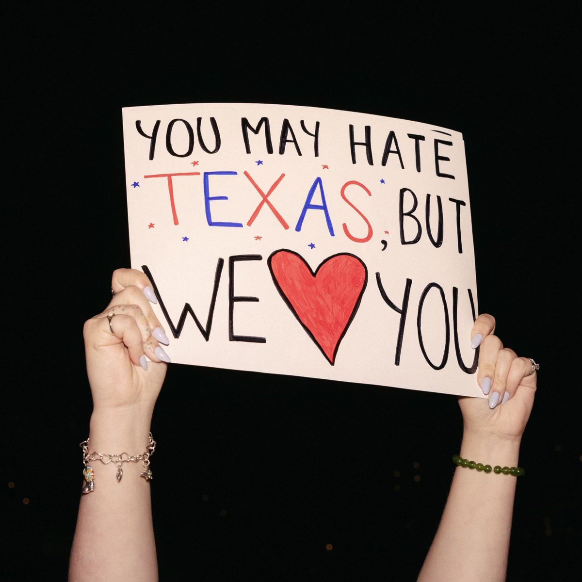 mxmtoon's tweet photo. thank you all for the love on i hate texas so far :,) can’t wait for it to be out in the world. if you pre-save, i’ll be choosing 3 of you to receive an “i hate texas” tote, a handwritten note, and a lil teaser of some more fun things coming up ! 🫶🏻 https://t.co/VUfGCtLhwI https://t.co/XoGOBAS32P