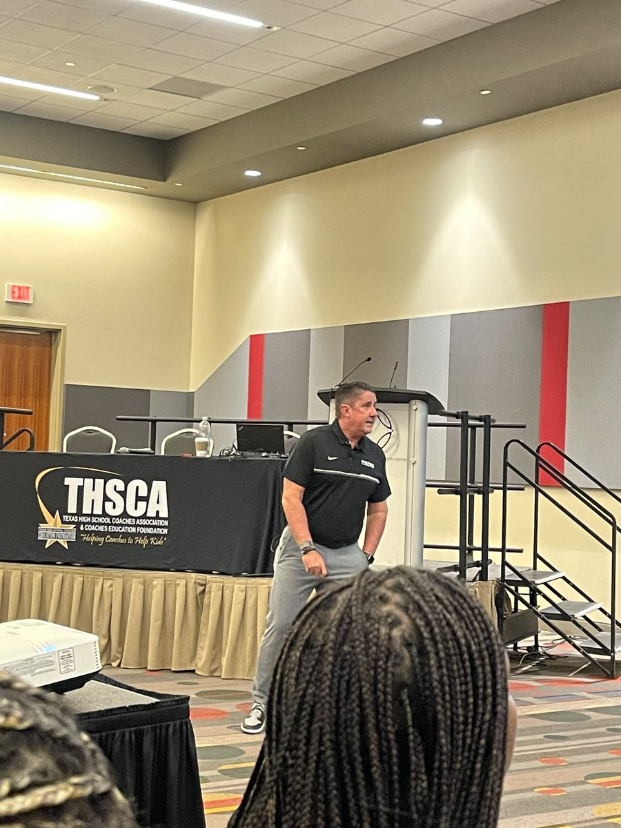 TheCoachBell's tweet photo. More THSCA moments with great people!! https://t.co/Bz3qOoJcYh