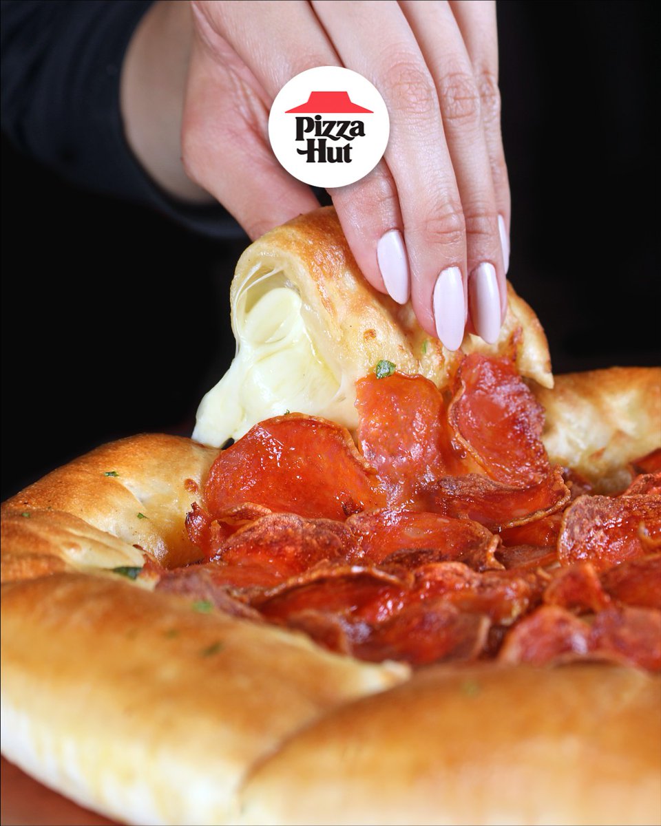 PizzaHutVzla's tweet photo. No dejes que el martes lluvioso arruine tu día, pide una Pepperoni Lover’s con bordes rellenos de queso 🤩

Pizza Hut, momentos para compartir🍕❤️ https://t.co/kr9sLnpBnk