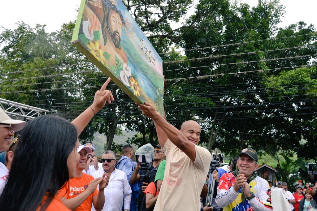 JulioGarciaZ's tweet photo. Orgulloso del Táchira 💜

Hoy pude ver como mi tierra ya tomó la decisión de elegir este 28 de Julio a nuestro candidato @NicolasMaduro

Gracias! Vamos arriba y en el corazón @movfuturoven ¡Vamos por el Futuro! https://t.co/Eq5Tb8z8Zg