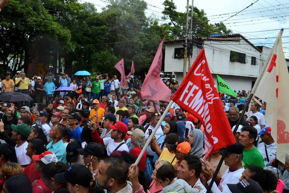JulioGarciaZ's tweet photo. Orgulloso del Táchira 💜

Hoy pude ver como mi tierra ya tomó la decisión de elegir este 28 de Julio a nuestro candidato @NicolasMaduro

Gracias! Vamos arriba y en el corazón @movfuturoven ¡Vamos por el Futuro! https://t.co/Eq5Tb8z8Zg