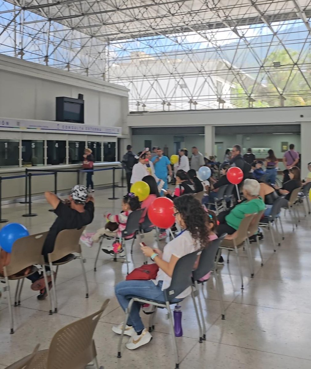VincentiLab's tweet image. #Vincenti y #DrYaso llevaron alegría y color al Hospital Ortopédico infantil en este #Díadelniño 

Esta iniciativa refleja el compromiso del Laboratorios Vincenti con la comunidad y su constante búsqueda de formas creativas para contribuir al bienestar de los más pequeños.💚💙
