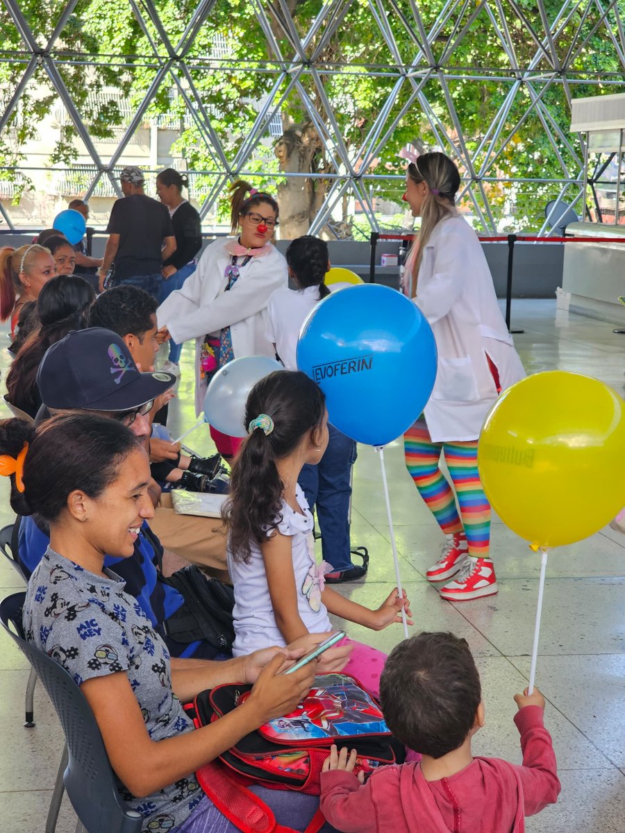 VincentiLab's tweet image. #Vincenti y #DrYaso llevaron alegría y color al Hospital Ortopédico infantil en este #Díadelniño 

Esta iniciativa refleja el compromiso del Laboratorios Vincenti con la comunidad y su constante búsqueda de formas creativas para contribuir al bienestar de los más pequeños.💚💙