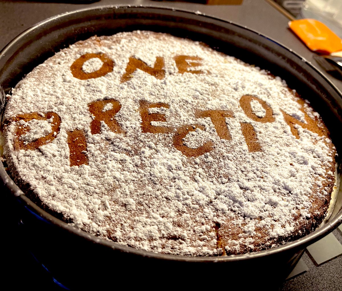 JewelGableau's tweet photo. ✨14 years of One Direction✨

Happy Birthday @onedirection - another year I’m baking a birthday cake for you ♥️
This time with a lot icing sugar for you, @LiamPayne 🙃

@Harry_Styles @Louis_Tomlinson @NiallOfficial @zaynmalik https://t.co/vdJnrwD1sK
