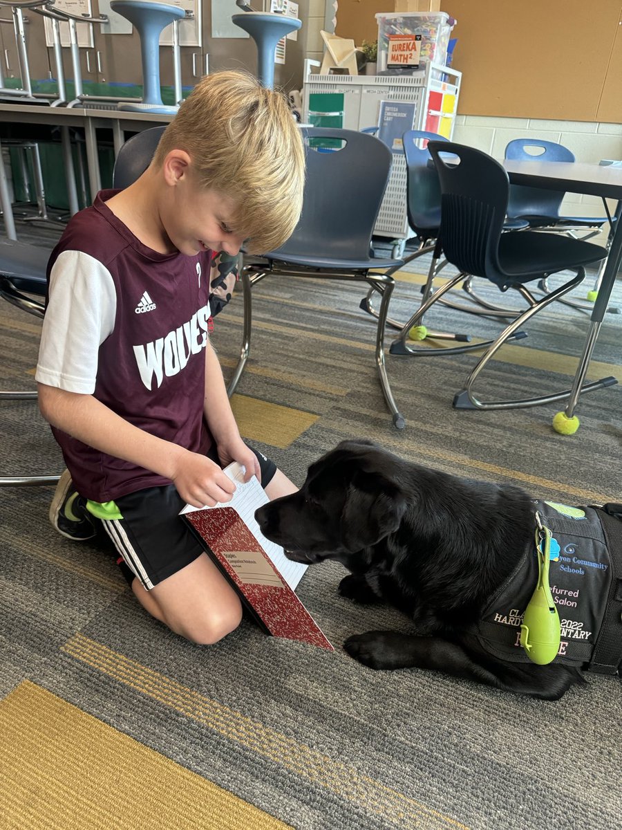 Even Hattie, our SLCS Hardy therapy dog, loves to read at Summer Jump Start! 🐾📚