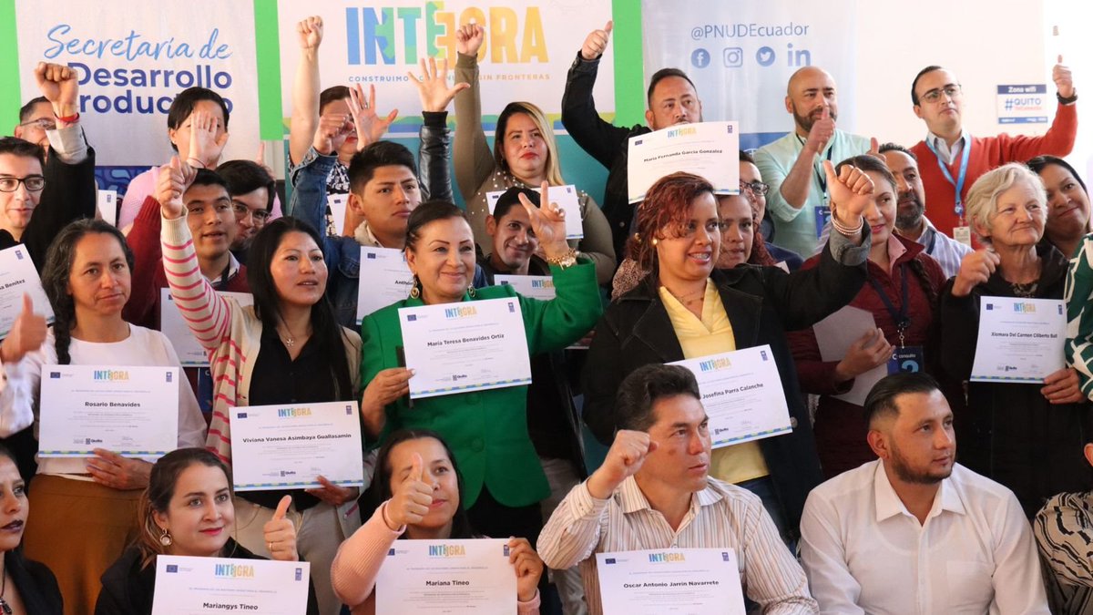 DesarrolloQuito's tweet photo. 🤝#QuitoProductivo | En el marco del proyecto Integra con apoyo de @PNUDEcuador y financimiento de @UEenEcuador, 80 personas en movilidad humana y grupos vulnerables recibieron sus certificados de aprobación en el ciclo de talleres de emprendimientos e innovación. 

#QuitoRenace https://t.co/uYYoxsiiI9
