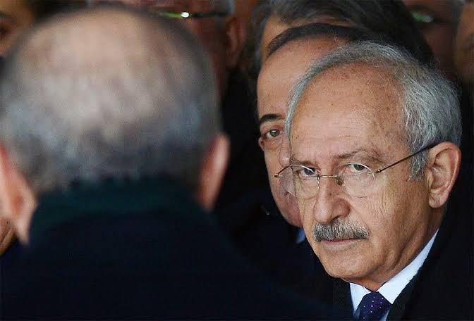 Kemal Kılıçdaroğlu’ndan gündeme dair açıklama:

“Saray’da oturan zatın elini sıkmayacağız mücadele edeceğiz.”

#KemalKılıçdaroğlu