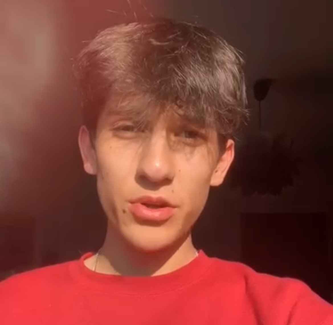 TheBorussiaLad's tweet photo. Das ist LenixFCB alias @deadwiepuul.

Sammelt Spendengelder unter falscher Identität und veruntreut diese durch Unwahrheiten. (§ 238 StGB) 
Hunderte von Euros wurden bisher veruntreut.

Dazu kommt dass er nach §130 StGB seinen Hass gegen Individuen und Gruppen aufruft. https://t.co/lWcFgnxRXB