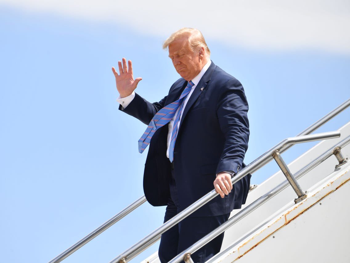 RachelBitecofer's tweet image. Kamala should run up and down the steps of the plane every time 🤣