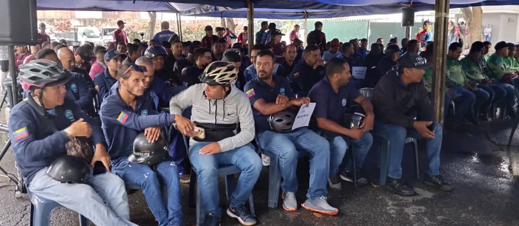 Cuarta entrega de cauchos a organizaciones de mototaxis del Municipio Sucre, por parte del Alcalde <a href="/JoseVRangelA/">José Vicente Rangel A</a> , la Diputada <a href="/GabrielaEsSucre/">Gabriela Chacon</a> y el Pdte. Dr. P. Benitez con su equipo de trabajo imat 
#ImatSucreTrabajandoPorSuMunicipio