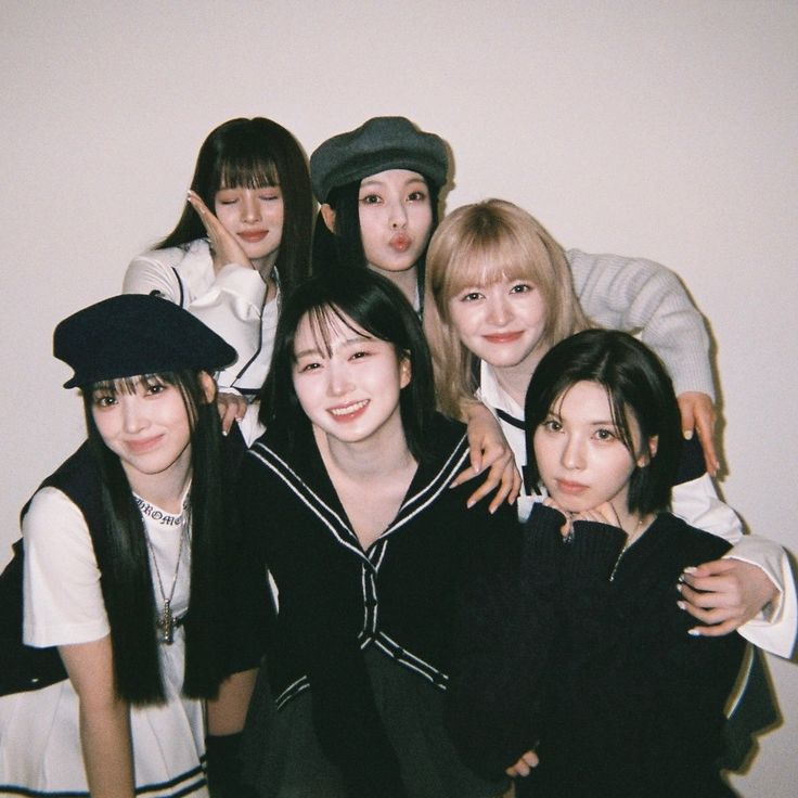 hmuhollyzs's tweet image. "NMIXX HAS A BASIC DISCOGRAPHY"
u sure?

- a thread