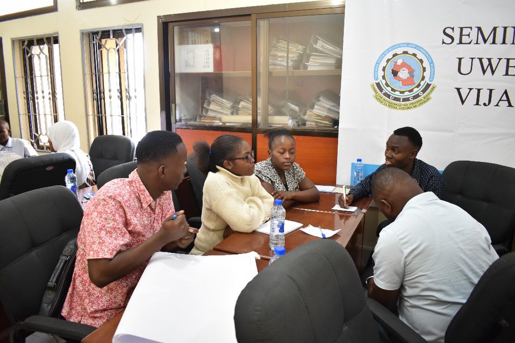 TuicoUnion's tweet photo. Wanafunzi wa Vyuo mbalimbali nchini wakipata mafunzo ya awali “orientation “ juu ya sheria, kanuni na sera mbali mbali  za Ajira. Lakini pia walipa wasaha wa kufahamu  historia kuhusiana na Chama. https://t.co/ZSAi2YCBWc