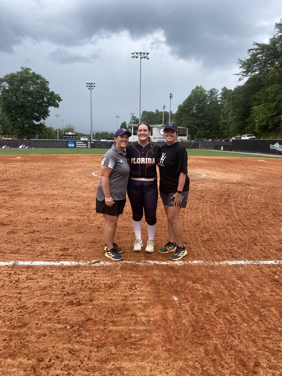 Had an amazing day at camp and met some great softball players!!  Thank you Coach <a href="/JessieHomesley/">Jessie Homesley</a> and <a href="/YHC_Softball/">YHC Softball</a> for a great camp!