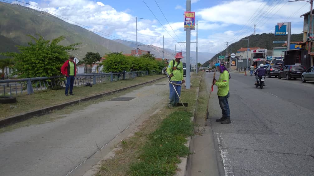 #23Jul | Nuestro compromiso avanza en el embellecimiento de Mérida, con labores de limpieza y desmalezado a lo largo de la vía exclusiva del Trolebús, desde el terminal de Ejido hasta el Trolcable en el paseo La Feria.
#AfirmativosYPaLante
@rvaraguayan 
@TransporteGobVe