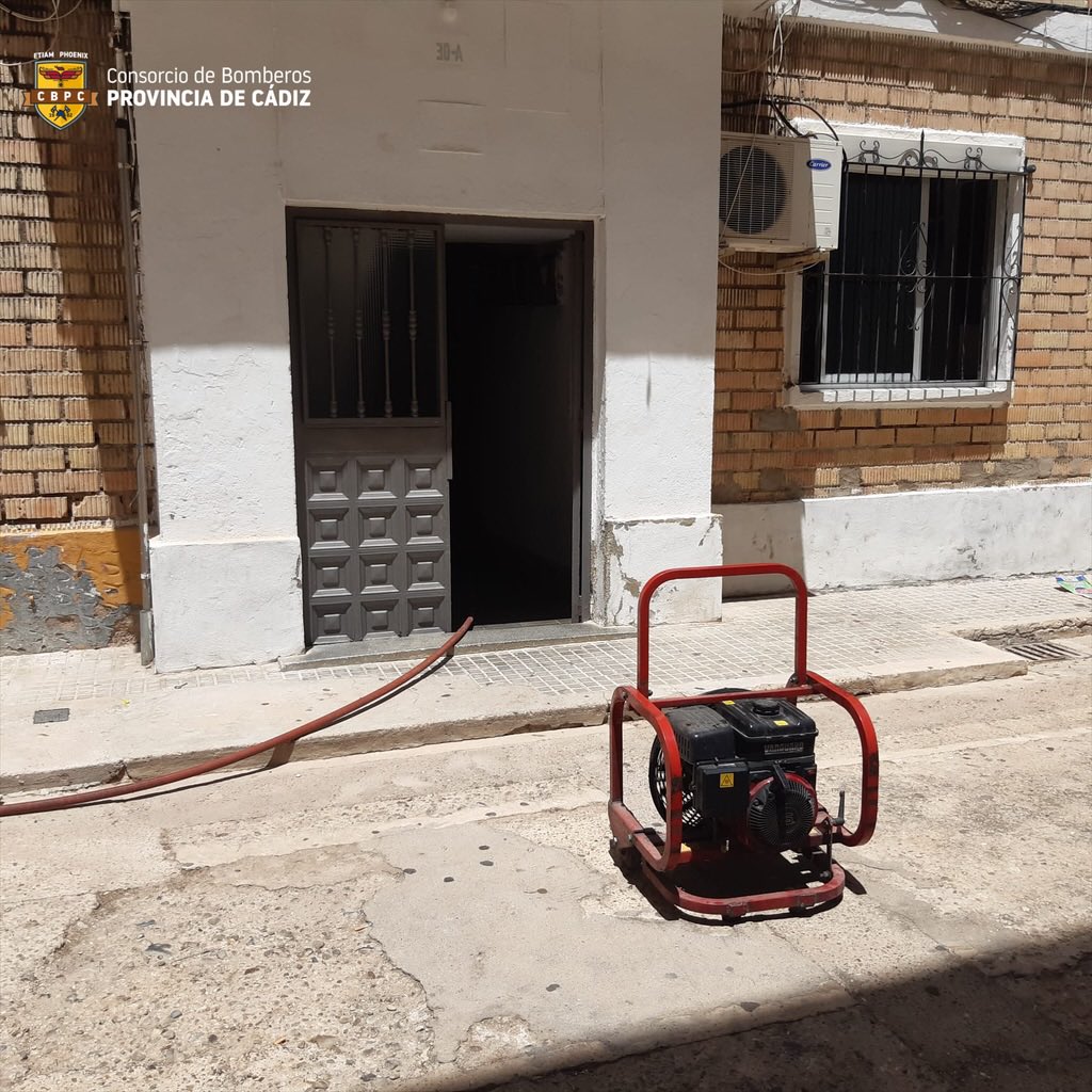 BomberosCbpc's tweet image. 🔴#Incendio en #cuarto de #contadores en bloque de pisos en C/ Pintor Carlos González Rajel.

El incendio provoca gran cantidad de humo en toda la escalera.#Bomberos lo extingue y ventila la zona.