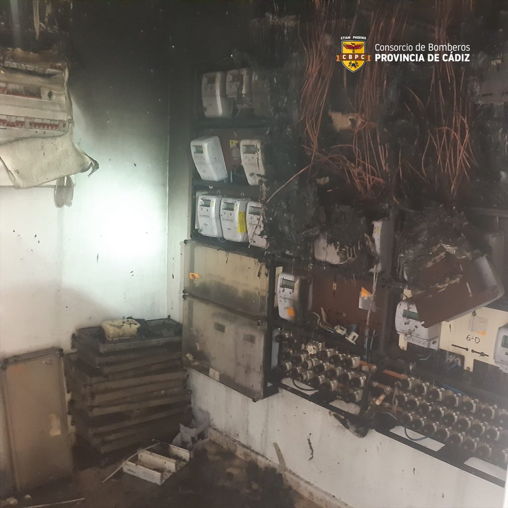 BomberosCbpc's tweet image. 🔴#Incendio en #cuarto de #contadores en bloque de pisos en C/ Pintor Carlos González Rajel.

El incendio provoca gran cantidad de humo en toda la escalera.#Bomberos lo extingue y ventila la zona.