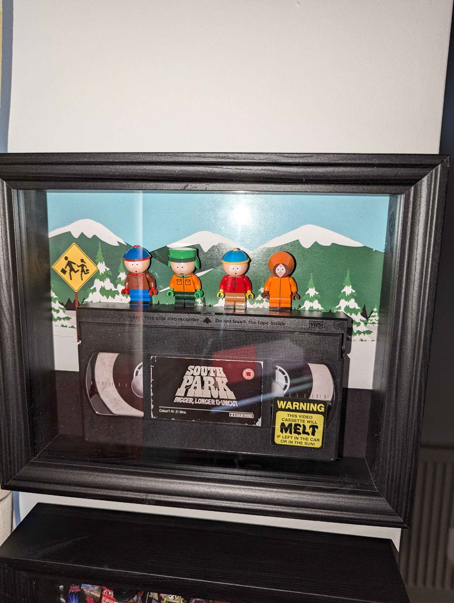 Pinhead_Mike's tweet image. At @NottsVge I saw the company @arcadeframes and they did some great VHS frames but I didn't get any on the day, as I needed to make sure I could hang them on the wall I wanted too.  I ordered 2 on Sunday after the event and found out they lived near me and Rob dropped them off…