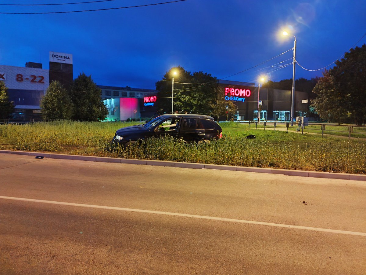 Rajons tur buru. Bmw lielā ātrumā neierakstās līkumā. Šoferis pālī aizbēg no notikuma vietas.

Zemitāna tilts/Dzelzavas ielas sākums.